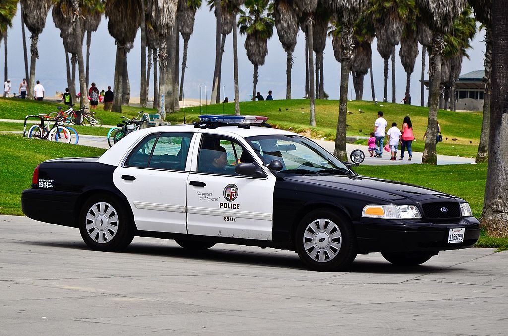 Ile zarabia policjant w USA?